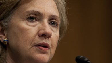 Hillary Clinton, je hebt hele landen en miljoenen levens verwoest. Kom van je troon af. Kijken: presidentskandidaat trekt van leer