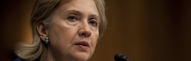 Hillary Clinton, je hebt hele landen en miljoenen levens verwoest. Kom van je troon af. Kijken: presidentskandidaat trekt van leer