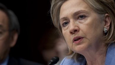 Jij bent de koningin van de oorlogsstokers, de belichaming van corruptie. Kijk hoe Hillary Clinton de grond in wordt geboord