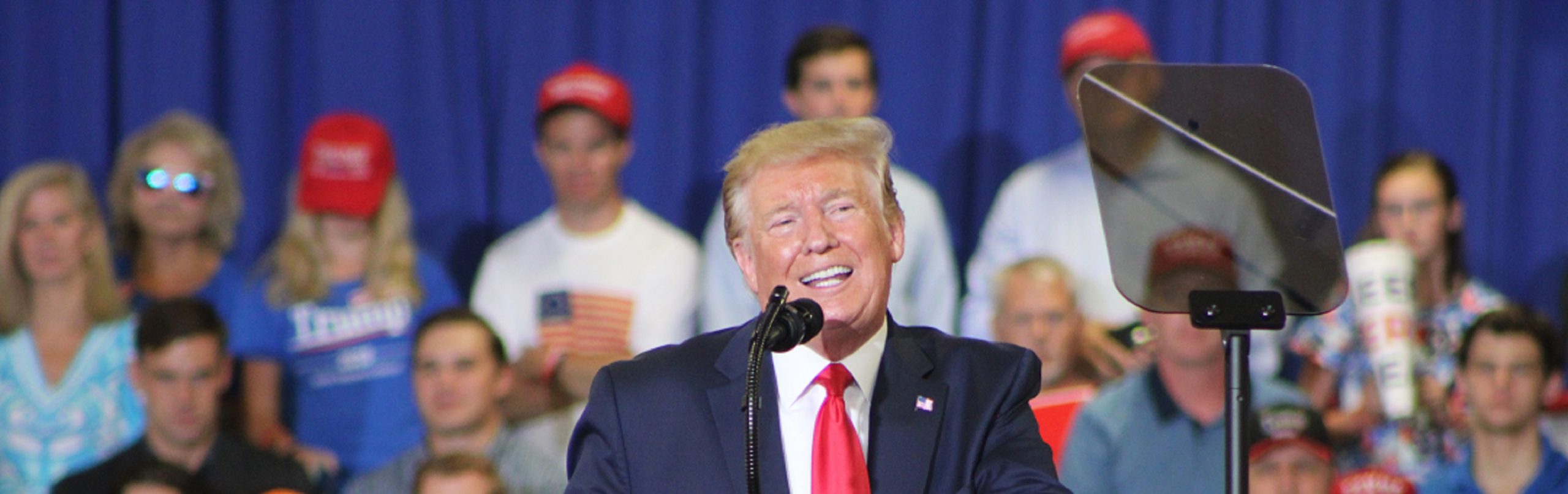 We gaan er allemaal aan! Zien: Trump steekt op briljante wijze de draak met mensen die in global warming geloven
