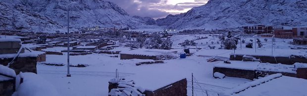 Zeldzaam pak sneeuw in woestijn van Egypte. Beelden van dit opmerkelijke tafereel gingen viral op social media