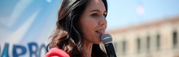 Presidentskandidaat Tulsi Gabbard haalt hard uit: ‘Iedereen weet dat Hillary Clinton een oorlogsstoker is!’