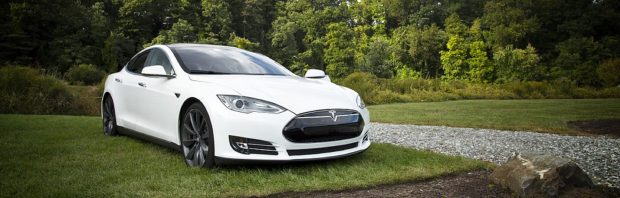 ‘CO2-vrije’ Tesla-rijder verantwoordelijk voor tonnen CO2. Waarom het verhaal van groene stroom te mooi is om waar te zijn