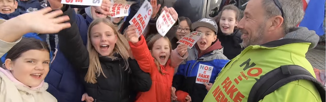 Man achter ‘NOS = fake news’-stickercampagne volledig door het slijk gehaald. Waarom oude media er zijn om de oppositie neer te sabelen