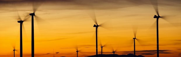 Windparken krijgen miljoenen per dag om géén stroom te produceren. En wie betaalt de rekening?