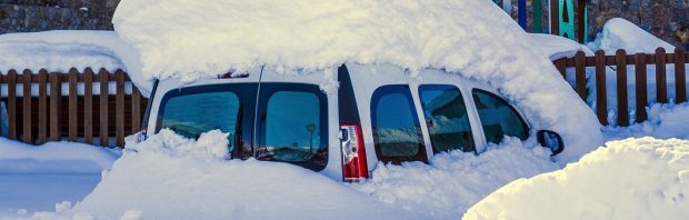 Griekenland krijgt monsterhoeveelheid sneeuw. Hier ligt een pak van 4 meter en zaten mensen 10 dagen opgesloten