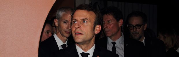 Deze bizarre beelden van Macron zijn tekenend voor de situatie in Frankrijk