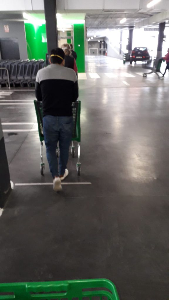 Coronacrisis hier in Spanje 5 Hier sloot ik achteraan in de rij bij Mercadona (soort Spaanse AH)
