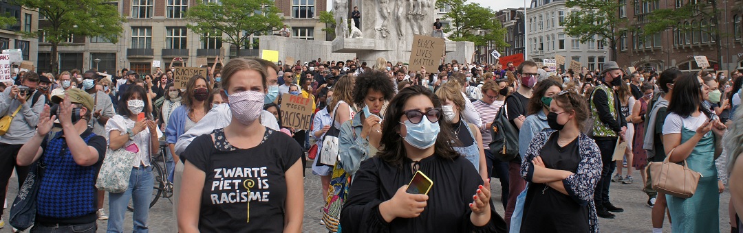 Demonstratie op de Dam laat vooral zien dat de coronaregels een lachertje zijn