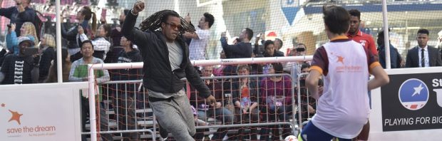 Edgar Davids (moet slavernijdebat aanzwengelen) gespot met Soros junior: ‘Mijn beste vriend!’