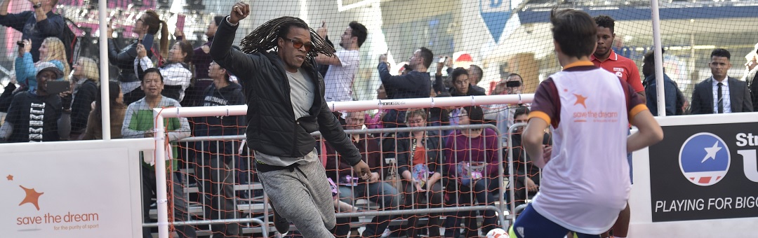 Edgar Davids (moet slavernijdebat aanzwengelen) gespot met Soros junior: ‘Mijn beste vriend!’