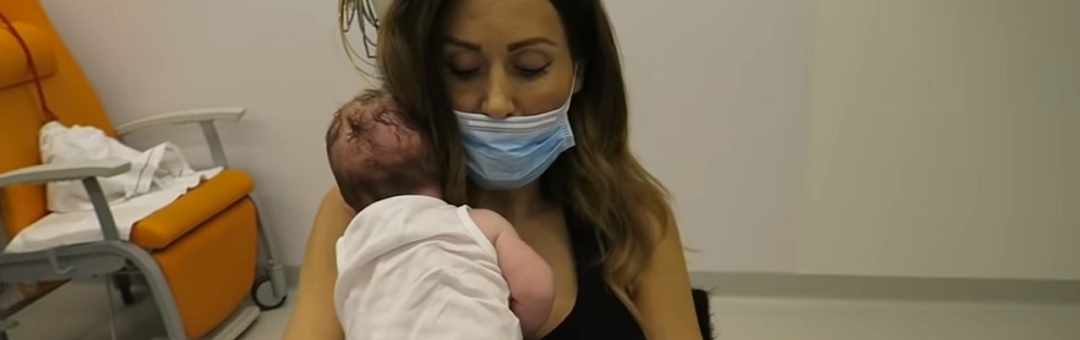 Zoontje Tamara Elbaz belandt in ziekenhuis na verplichte vaccinatie: ‘Mijn grootste nachtmerrie kwam uit’