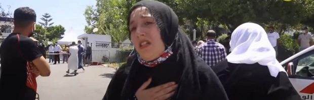 Wanhopige Marokkaanse vrouw: ‘Ze testen coronavaccins op ons. Ze hebben mijn vader vermoord’