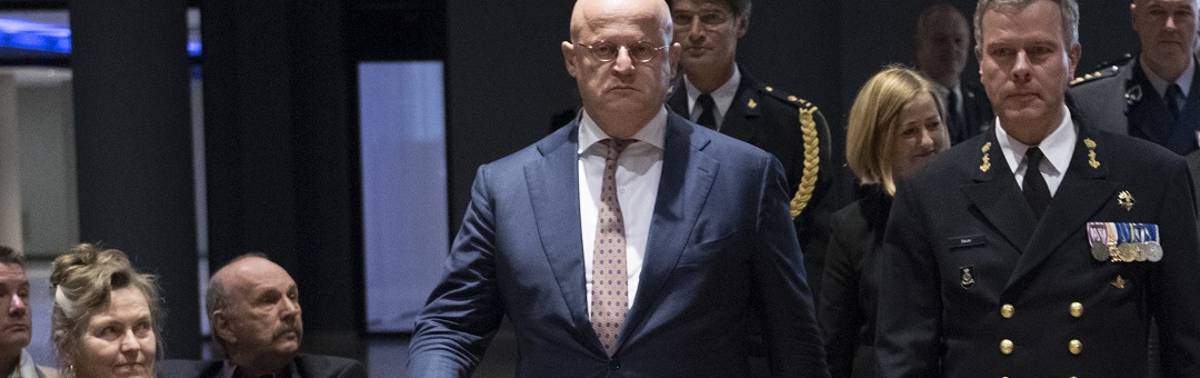 Grapperhaus heeft op eigen bruiloft lak aan coronaregels. ‘Advies: opstappen!’