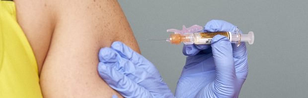 Journaliste krijgt coronavaccin: ‘Ik verloor alle gevoel in mijn vingers’