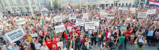 Duizenden protesteren in Kroatië: ‘Doe je mondkapje AF en zet de tv UIT’