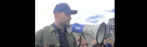 Lange Frans geeft speech op Museumplein: ‘We staan op het punt van een grote wereldwijde verandering’