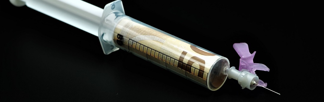 Eerste bewijs dat vaccinmakers coronacrisis misbruiken voor winst: ‘Ze willen ons niet redden’