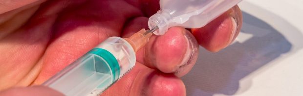 Coronavaccin: ex-huisarts confronteert overheid met ongemakkelijke feiten