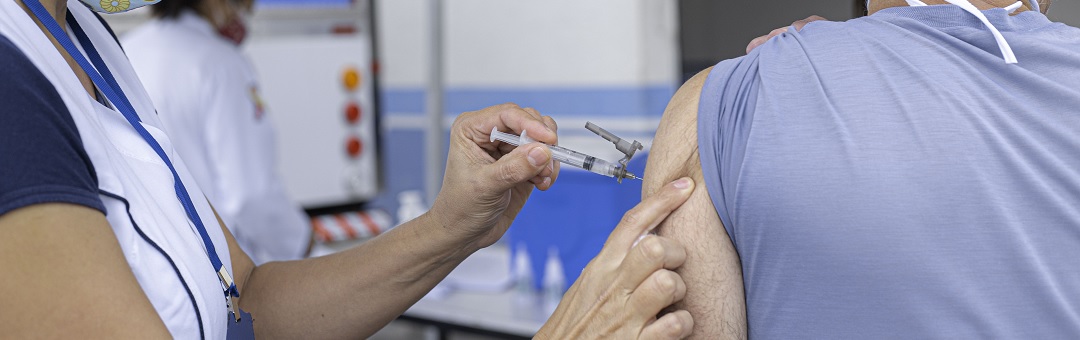 ‘Ab Osterhaus verspreidt doemscenario’s terwijl hij forse belangen heeft in vaccinbedrijven’