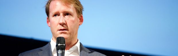 Kees Verhoeven (D66) wil ‘complottijdschrift’ uit winkels weren: ‘Dit is toch knap ernstig’