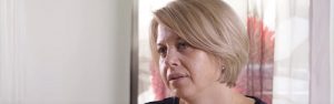 Politieagente heeft genoeg van de coronaregels en staat op 2 politieagente