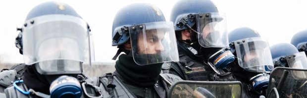 Parijs: politieagenten zetten helm af terwijl betogers juichen