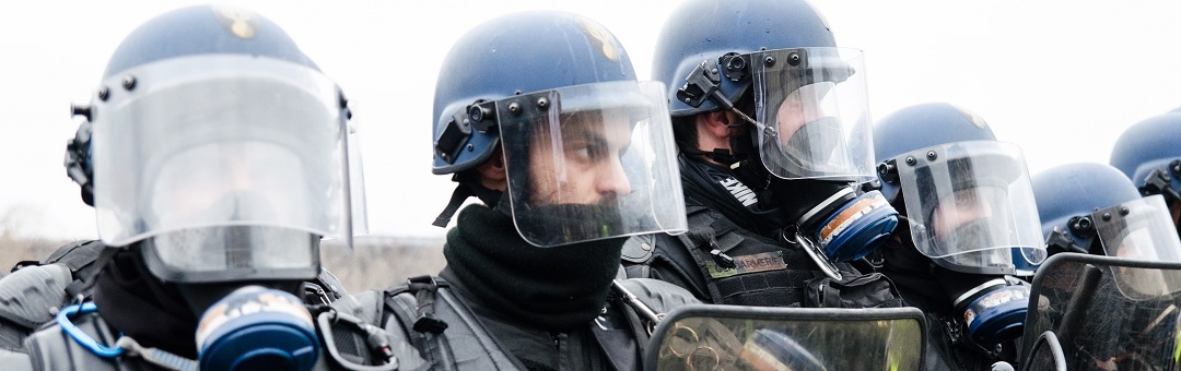 Parijs: politieagenten zetten helm af terwijl betogers juichen