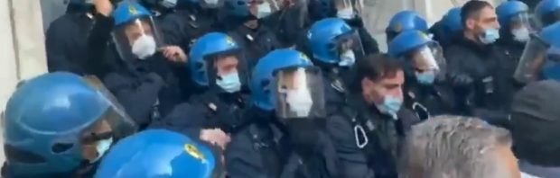 Kijk: Italiaanse politieagenten zetten helm af ‘uit solidariteit met betogers’