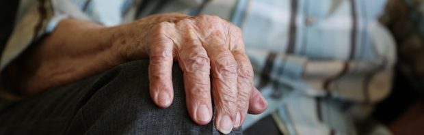 Verpleegster gearresteerd nadat ze haar 97-jarige moeder uit verpleeghuis haalde: ‘Absoluut hartverscheurend’