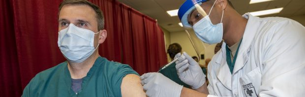 Verpleegkundige laat zich voor de camera ‘vaccineren’ met lege injectiespuit