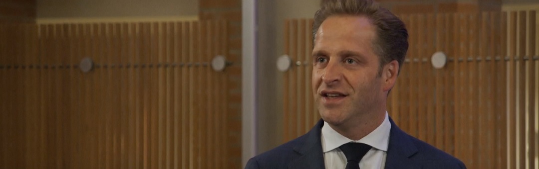 Veel zorgmedewerkers willen géén coronavaccin. Daar heeft Hugo de Jonge een ‘oplossing’ voor