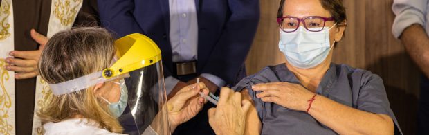 Krankenschwester nach Corona-Impfung gelähmt Krankenschwester nach Corona-Impfung gelähmt