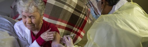Bewoner Noors verzorgingstehuis sterft dag na coronavaccin, onderzoek gaande