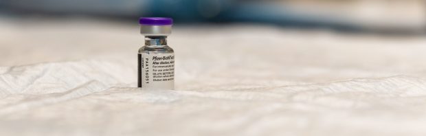 Microbioloog waarschuwt voor risico’s coronavaccin: ‘Dit is een enorm gevaar’