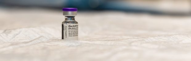 Microbioloog waarschuwt voor risico’s coronavaccin: ‘Dit is een enorm gevaar’