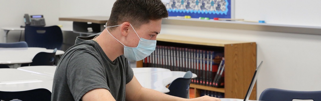 Rechter erkent schadelijkheid en onbewezen werking mondkapjes, maar handhaaft mondkapjesplicht op scholen
