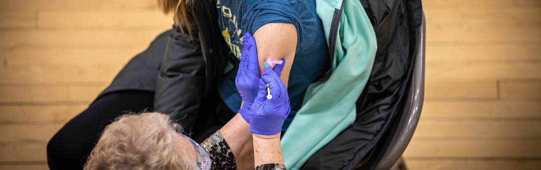 ‘Kerngezonde’ verpleegster verlamd na tweede dosis coronavaccin: ‘Er is een verband, zeker weten’