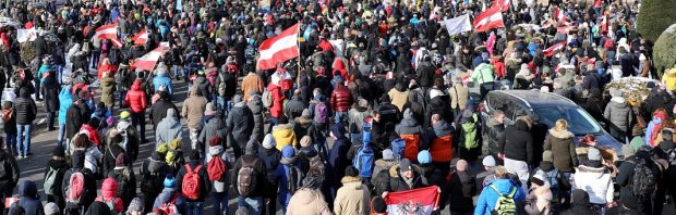 Kijk: politieagenten zetten helm af en lopen mee met ‘grootste coronaprotest tot nu toe’ in Oostenrijk