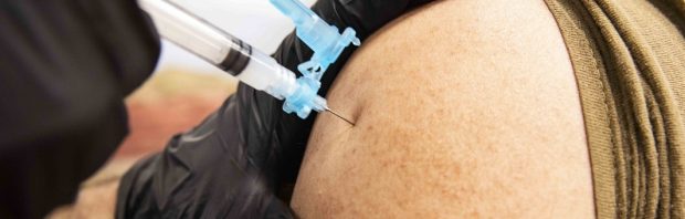 Vaccindeskundige zendt noodsignaal uit: ‘coronavaccins zijn buitengewoon gevaarlijk’