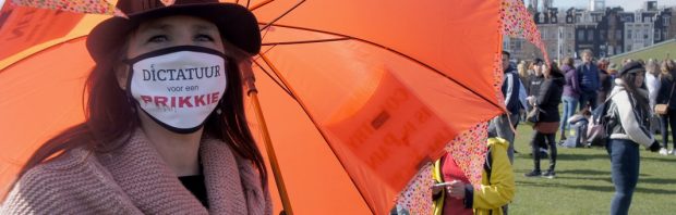 Vrouw vat coronawaanzin in 3 minuten samen voor camera Hart van Nederland