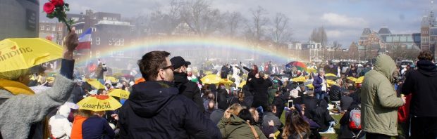 Zanger sluit zich aan bij demonstraties tegen coronamaatregelen: ‘Ik maak me zorgen!’