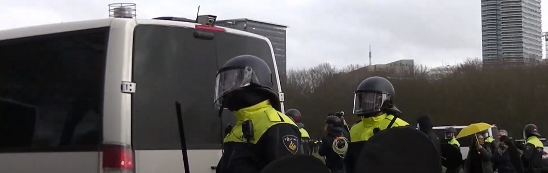 Politieagent en ME’er doet boekje open: Aangehouden ‘wappies’ worden als oud vuil behandeld