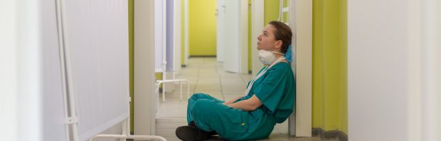 Verpleegster neemt ontslag wegens coronaleugens: ‘Wie zwijgt, stemt toe’