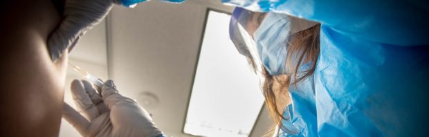 246 ‘volledig gevaccineerde’ mensen krijgen corona, 3 sterven