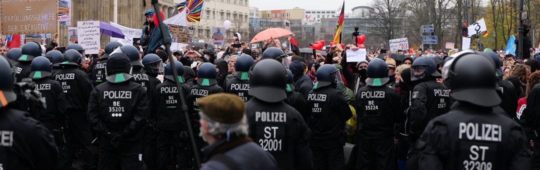 Hooggeplaatste politieagent uit Stuttgart neemt het op voor coronabetogers: ‘Ik doe hier niet aan mee’
