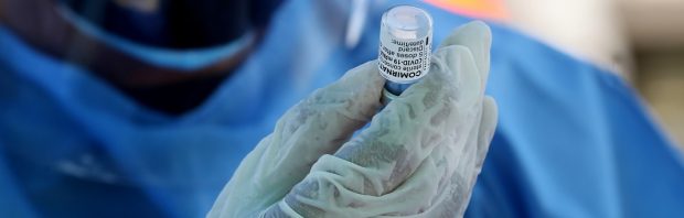Vrouw vanaf nek verlamd na tweede dosis Pfizer-vaccin: ‘Ergste nachtmerrie die je je kunt voorstellen’