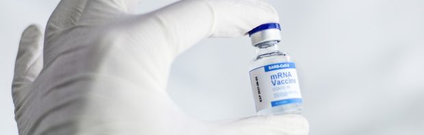 Coronaprik komt in rijksvaccinatieprogramma, ook aangeboden aan kleine kinderen