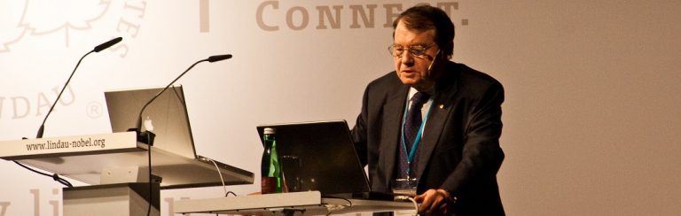 Nobelprijswinnaar waarschuwt: coronaprik veroorzaakt mogelijk ‘neurodegeneratieve ziektes’