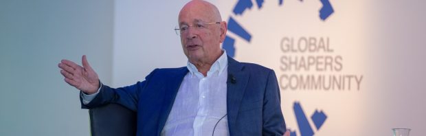 Kijk: Klaus Schwab kondigde in 2016 de breinchip al aan